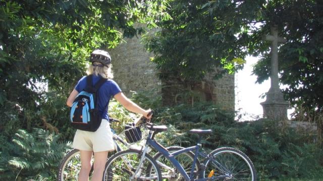 Pause devant la Chapelle de Beauvais à Pancé