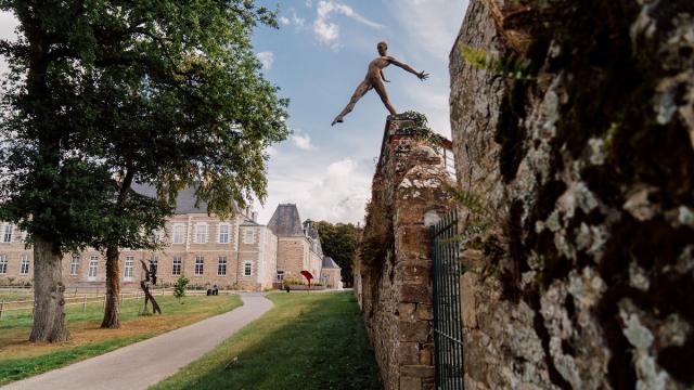 Sculpture devant le château des Pères à Piré-Chancé