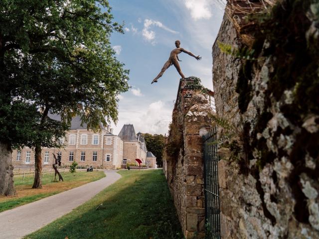 Sculpture devant le château des Pères à Piré-Chancé