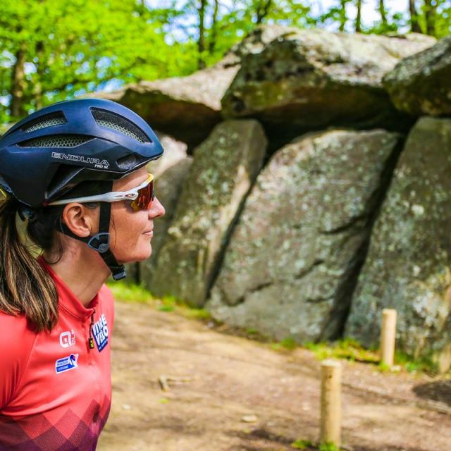 Tour de France 2021, Jennifer Letué devant La Roche-aux-Fées