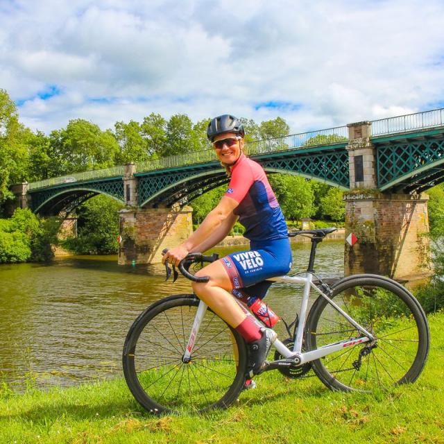 Tour de France 2021, Jennifer Letué sur une rive de la Vilaine en Ille-et-Vilaine