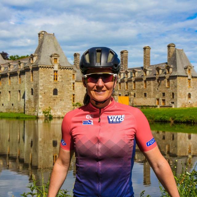 Tour de France 2021, Jennifer Letué devant le château du Rocher Portail à Maen-Roch en Ille-et-Vilaine