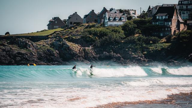 Surfeurs plage de Longchamp à Saint-Lunaire