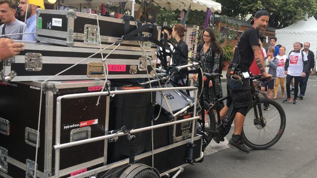 Transport à vélo de matériel audiovisuel par l'entreprise Cyclogistic à Rennes