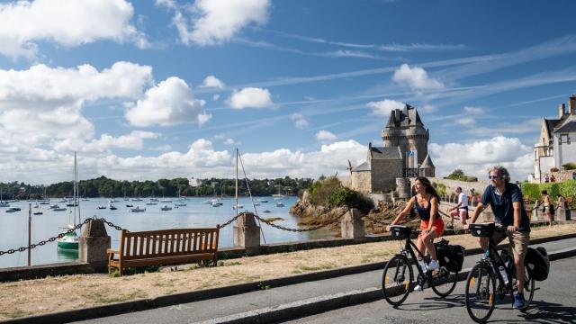 La Vélomaritime®, la tour Solidor en arrière-plan à Saint-Malo