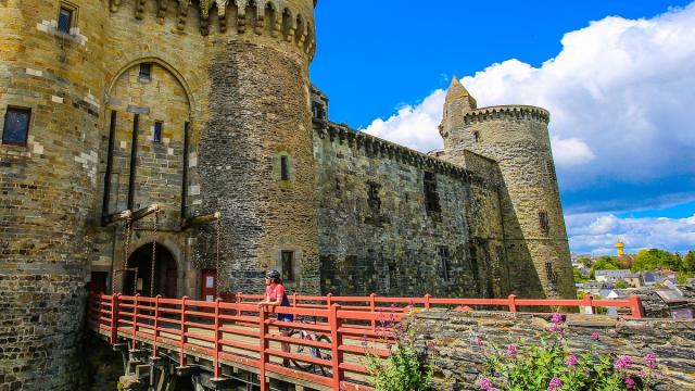 Jennifer Letué devant l'entrée du château de Vitré en Bretagne