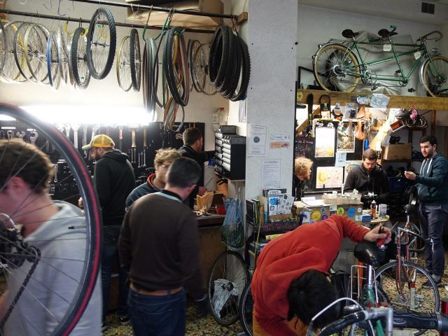 Réparation de vélos à l'atelier participatif La Petite Rennes