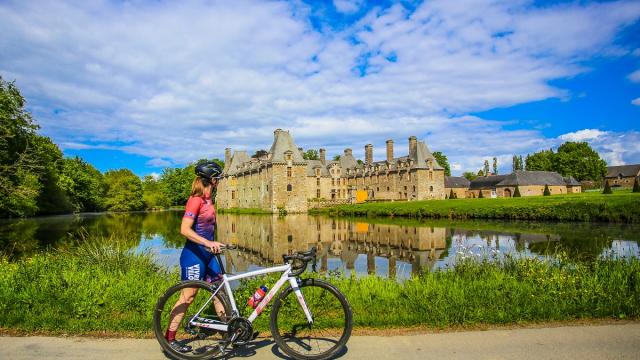 Jennifer Letué devant le château du Rocher Portail à Maen Roch