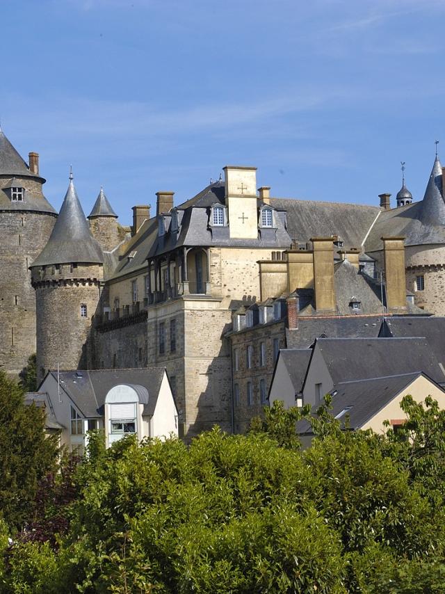 Le château de Châteaugiron domine la cité médiévale