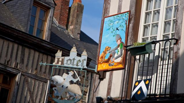 Enseigne dans une rue médiévale de Châteaugiron