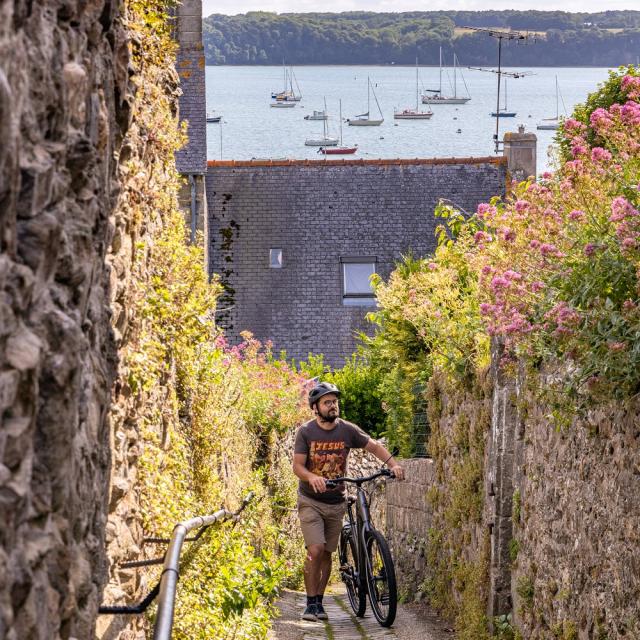 A vélo dans une ruelle de Saint-Suliac