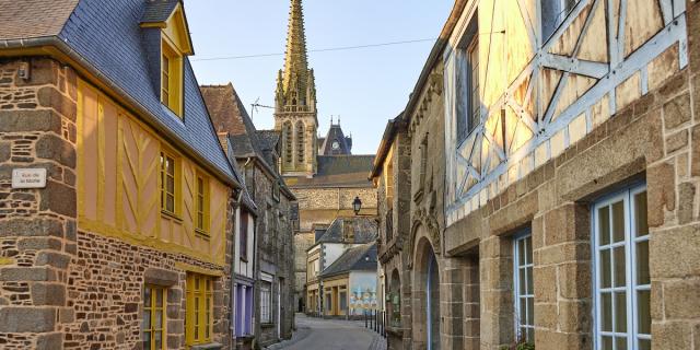 Rue de l'Eglise à Bazouges-la-Pérouse