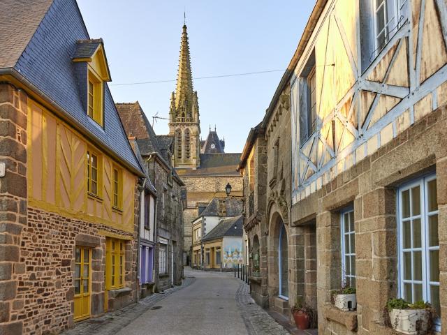 Rue de l'Eglise à Bazouges-la-Pérouse