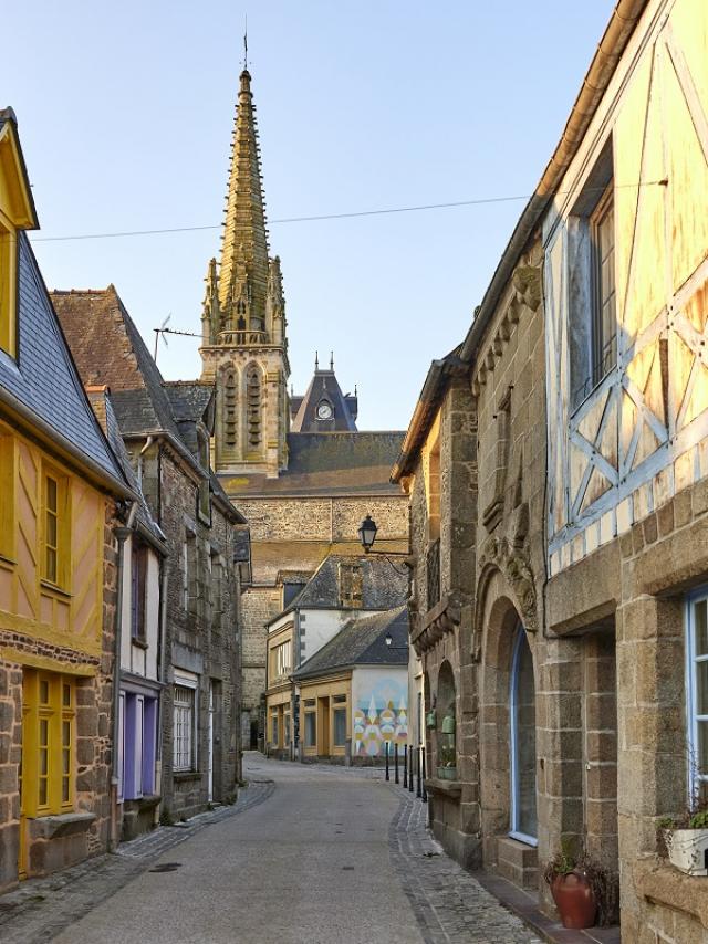 Rue de l'Eglise à Bazouges-la-Pérouse