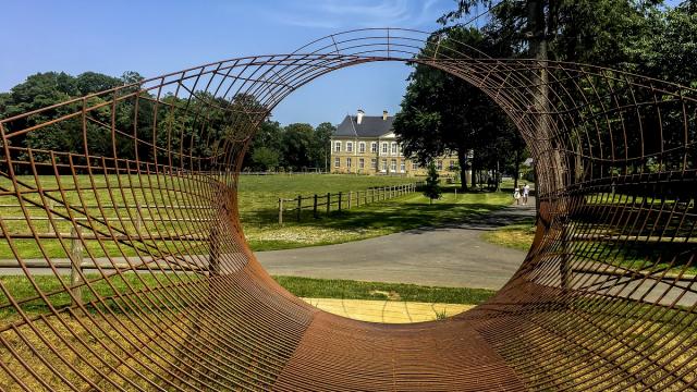 Sculpture dans le parc du Château des Pères à Piré-Chancé