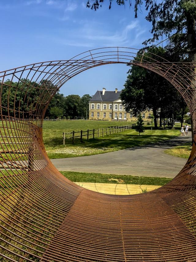 Sculpture dans le parc du Château des Pères à Piré-Chancé