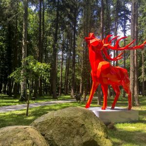 Sculpture dans le parc du Château des Pères à Piré-Chancé